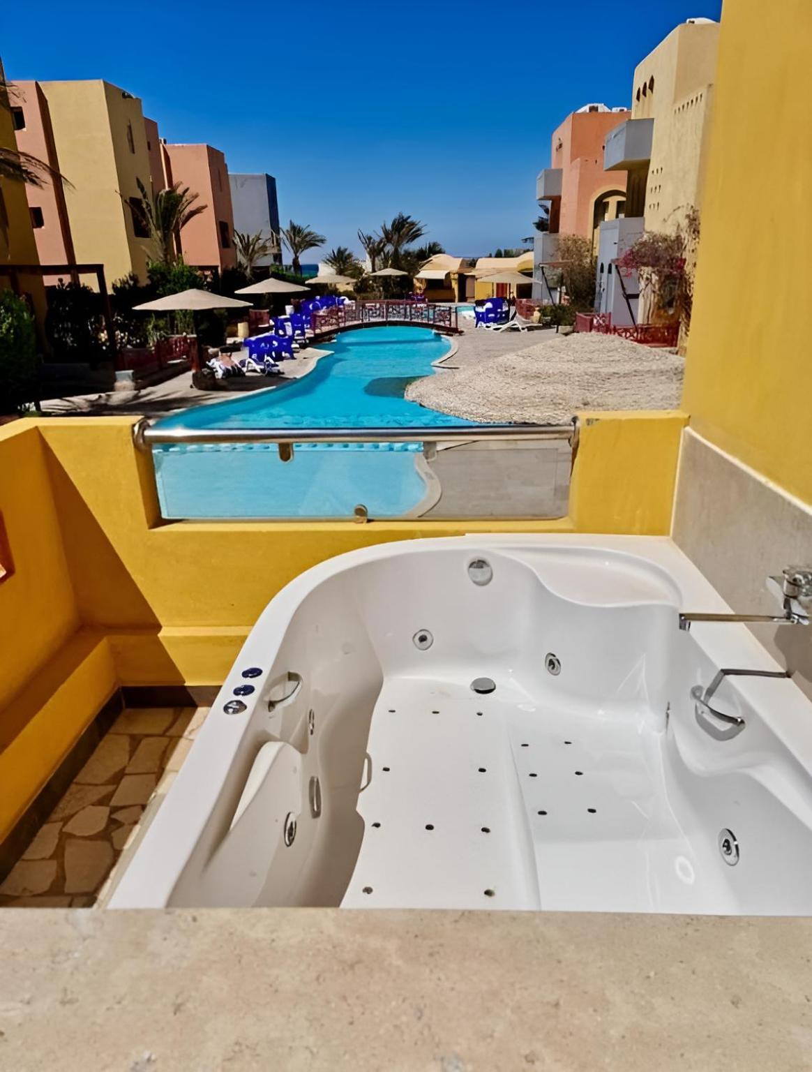 Luxury 4br Sea View Aldora Resort, Vila *
